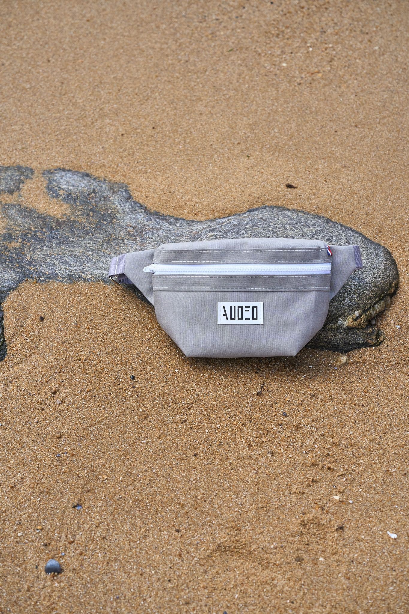 La Banane Gris – posée sur le sable